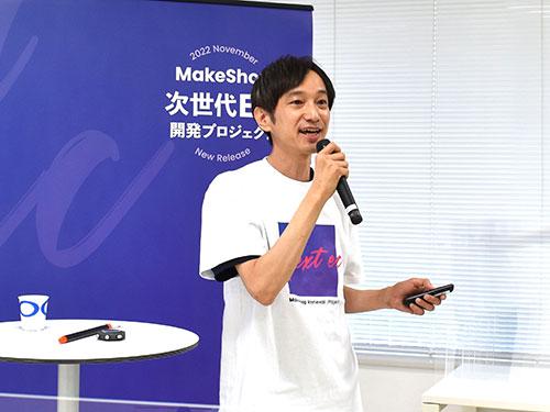 あいさつする向畑憲良社長